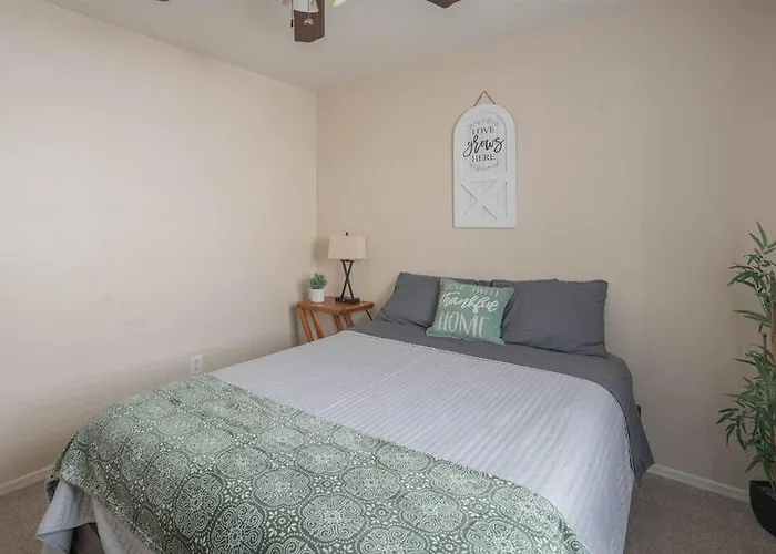Tranquil Oasis: Experience Luxury Living! Phoenix